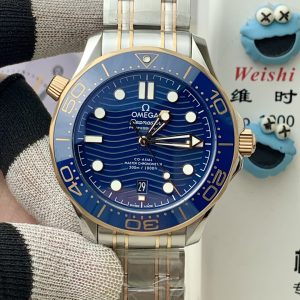 OR Factory is set to launch a new chapter in re-creating legendary timepieces. This cutting-edge Omega Seamaster 300M series watch is crafted from imported 316L stainless steel, featuring a bezel made of Korean high-density ceramic adorned with white enamel diving scales.The dial, also crafted from polished ceramic, features laser-engraved wave patterns. The 42mm case boasts a finely brushed finish. ⚠️ The steel bracelet undergoes meticulous hand-polishing, grain by grain. As the first on the market to achieve authenticity, it features chamfered edges on the back, enabling interchangeability with genuine bracelets. The fluoro-rubber strap offers a smooth, substantial feel, and the lugs are compatible with both steel and rubber straps.⚠️ The sapphire crystal is produced using the Verneuil process (also known as flame fusion). With a Mohs hardness rating of 9, it ensures exceptional clarity at all times. ⚠️ Powered by an exclusively developed and customized replica 8800 integrated movement, tested for months to ensure stable quality.      Forged through adversity, crafted with dedication—dedicated to watch enthusiasts.          OR